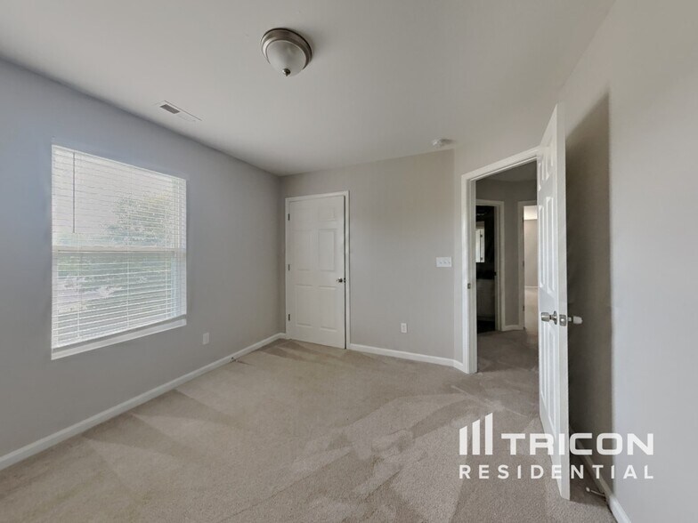 Building Photo - 4442 Vernon Cir SE