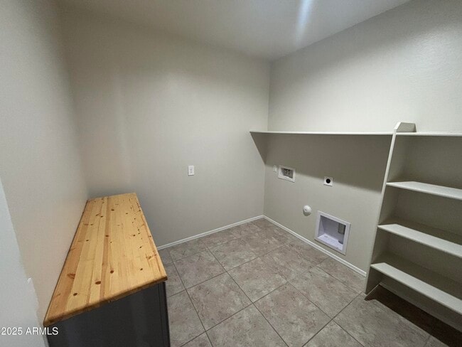 Building Photo - 9661 E Alfalfa Dr