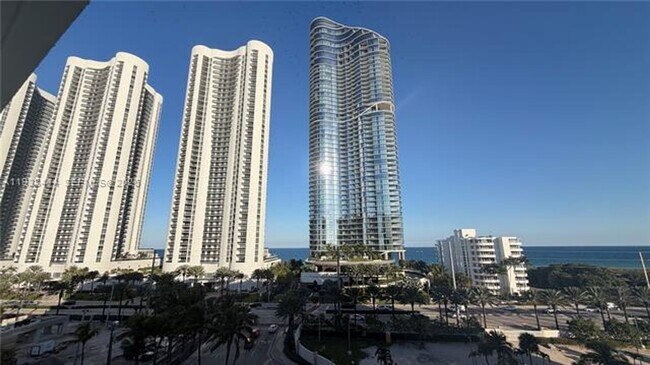 Building Photo - 100 Bayview Dr