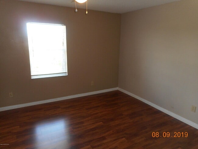 Building Photo - 1010 Pine Tree Dr