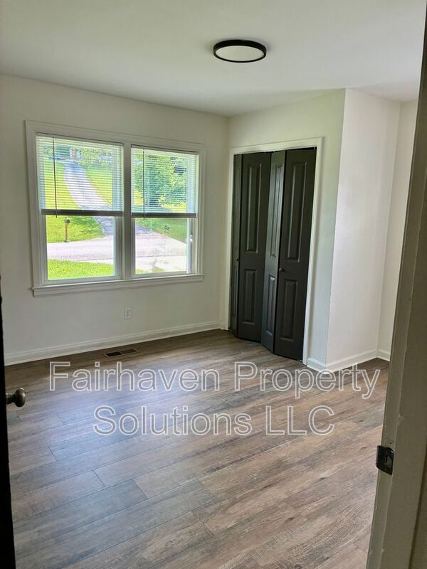 Building Photo - 109 Signal View St