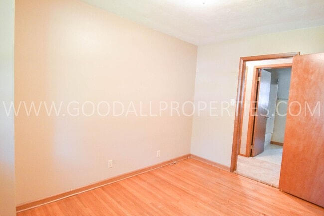 Building Photo - Charming 3 Bedroom, 2.5 Bath Ranch Style H...