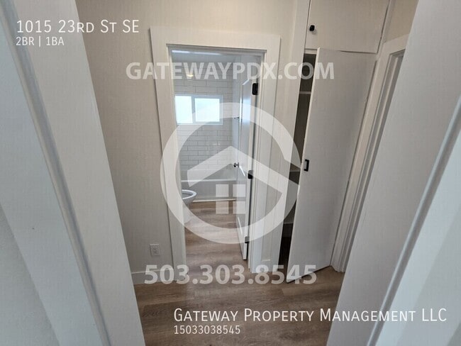 Building Photo - 1015 23rd St SE