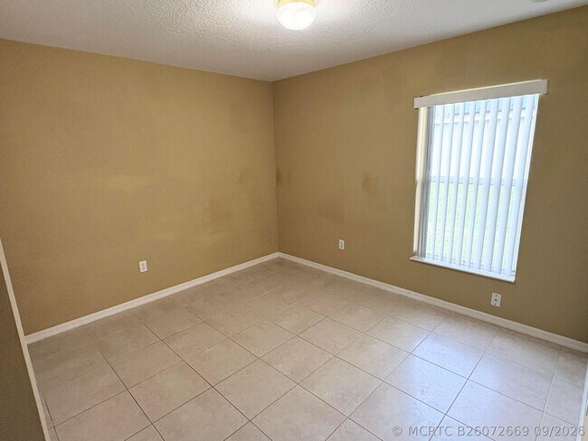 Building Photo - 2182 SW Idaho Ln
