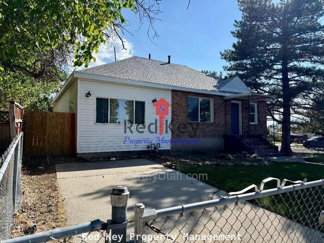 Building Photo - 100 W Single Family Home