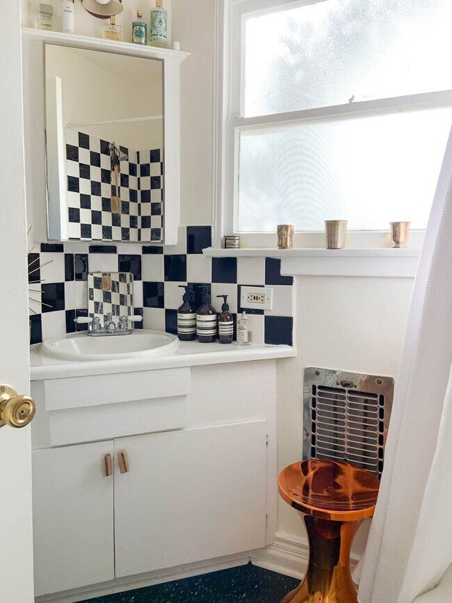 Building Photo - VENICE BEACH COTTAGE