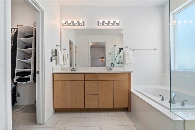 Building Photo - Gorgeous 5 Bedroom Home in Saratoga Springs!