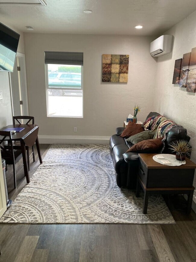 Building Photo - 910 S Lincoln Ave