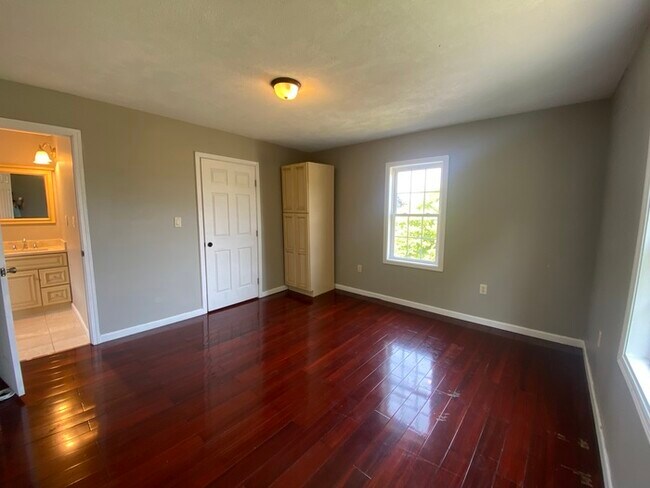 Building Photo - Gorgeous 3/4 bedroom 3 bath house for rent!