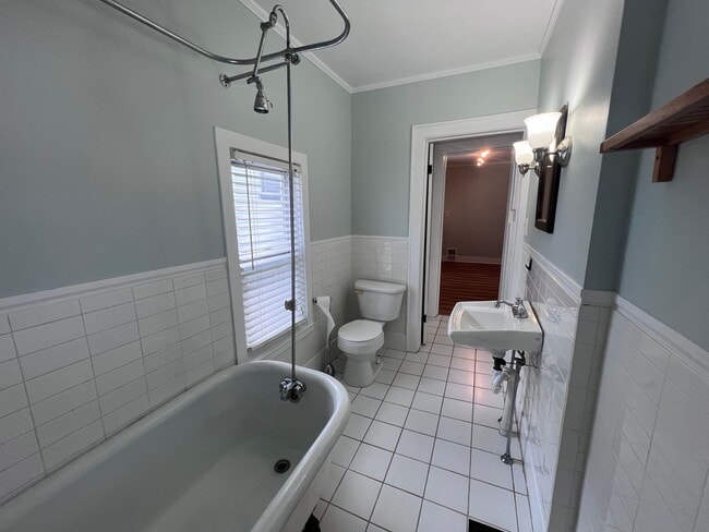 Building Photo - East Hills upper duplex!