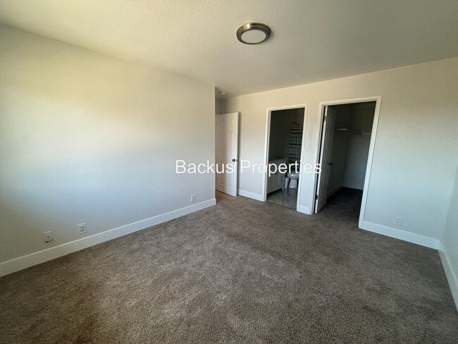Building Photo - Updated three-bedroom unit in North Salinas