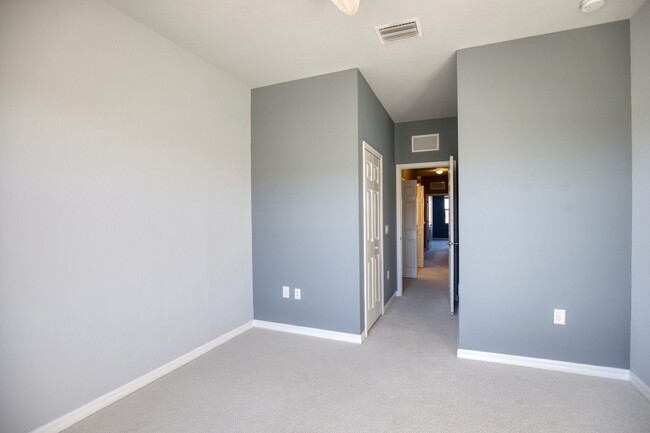 Building Photo - Annual Unfurnished Townhome located in Gra...