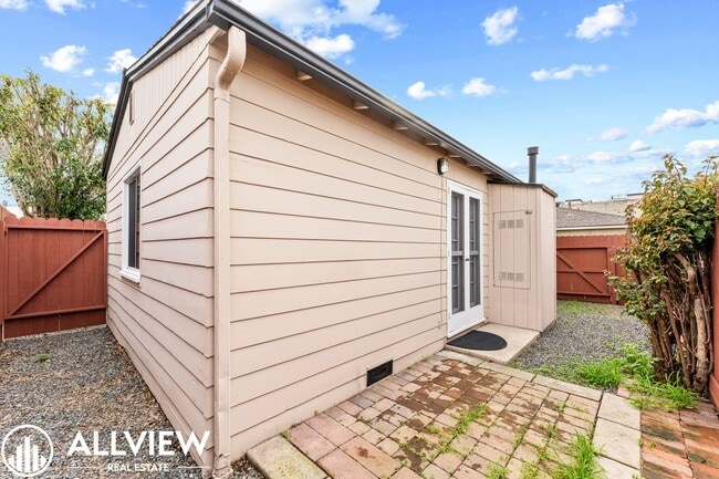 Building Photo - Charming 1-Bedroom Private Home with Backyard – 6-Month Lease with Month-to-Month Flexibility