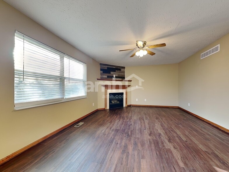 Building Photo - 7036 Maple Crest Ct