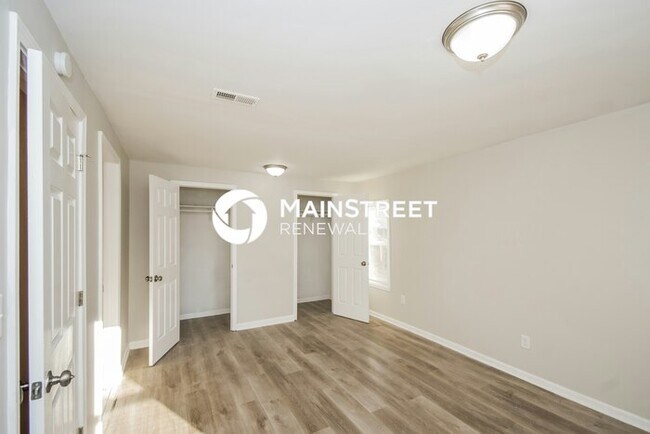 Building Photo - 3 Bedroom Pet-Friendly Home in Indianapolis, IN with Main Street Renewal