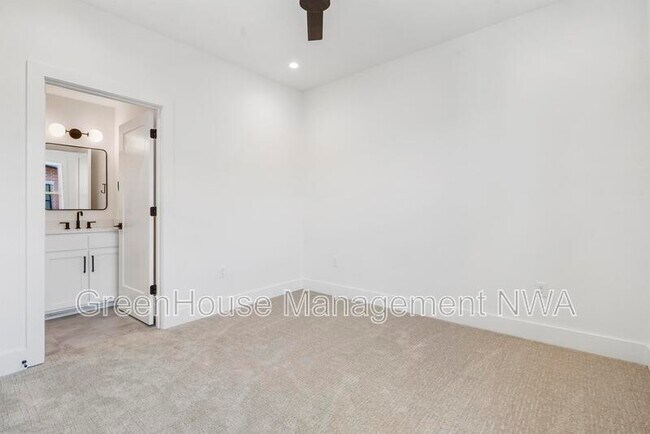Building Photo - 333 SW Sweetspire Ct