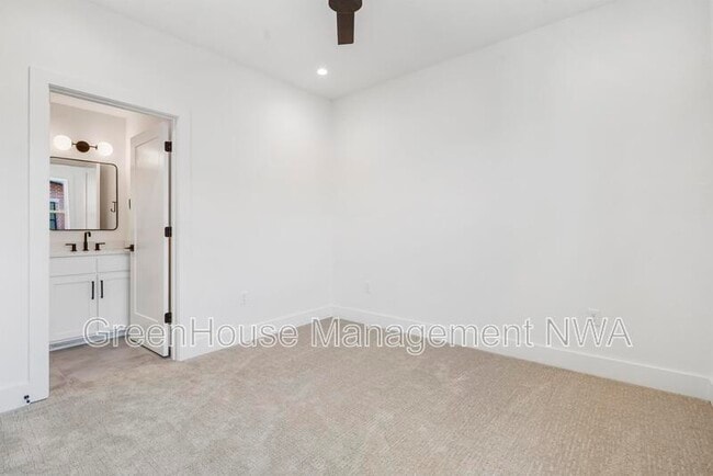 Building Photo - 627 SW C St