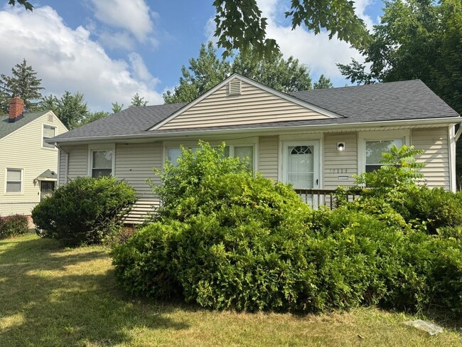 Building Photo - Single Family Home 3 beds 1 bath Available...