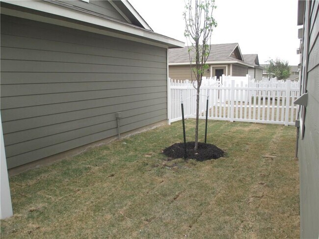 Building Photo - 1704 Willow Vista