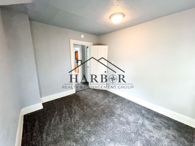 Building Photo - Large Renovated Studio! - SPECIAL! 1 Month Free