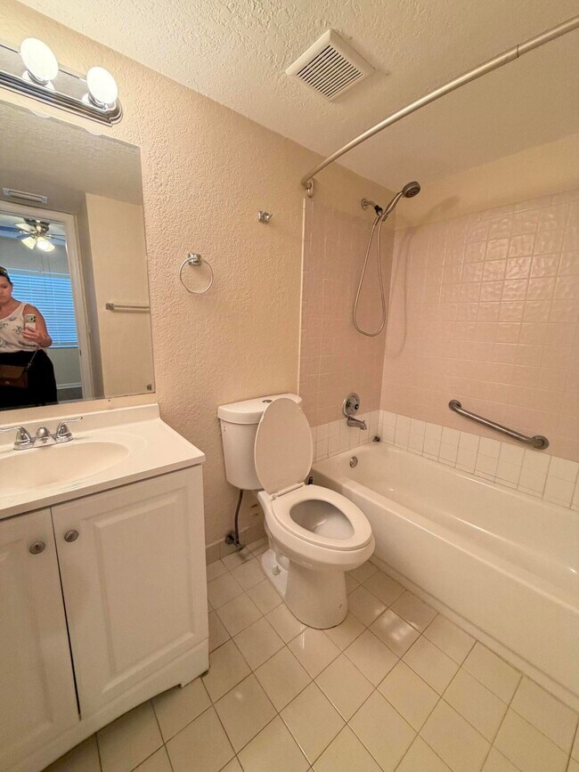 Building Photo - 9980 Twin Lakes Dr