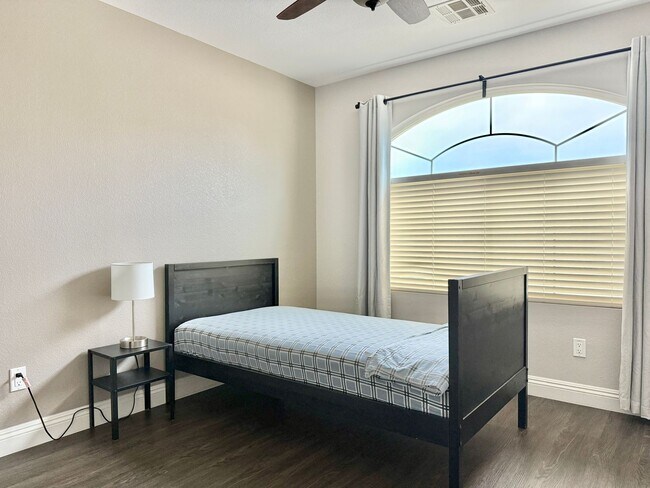 Building Photo - Charming Cul-de-Sac Home with Bonus Room & Backyard