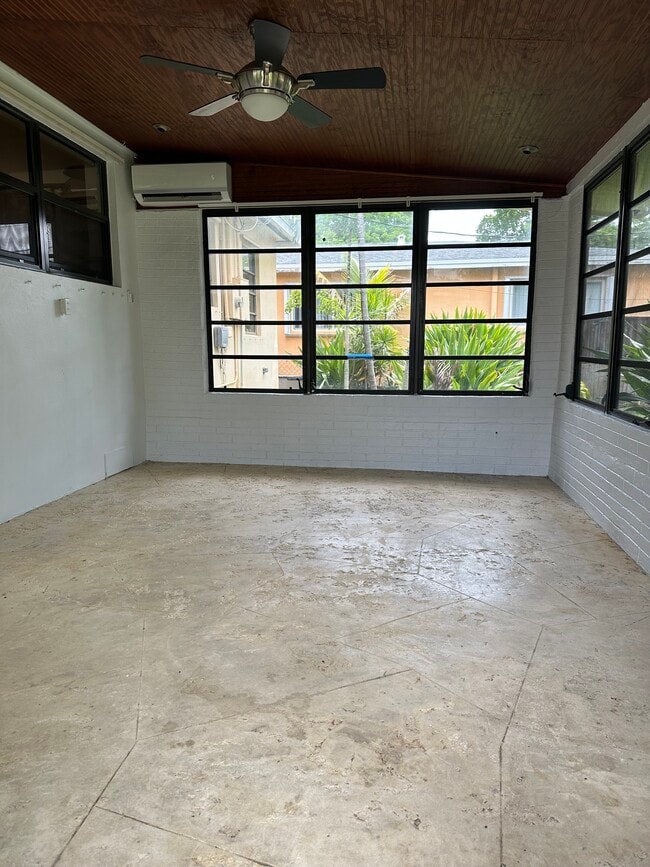 Air Conditioned Florida Room - 44 SE 4th St