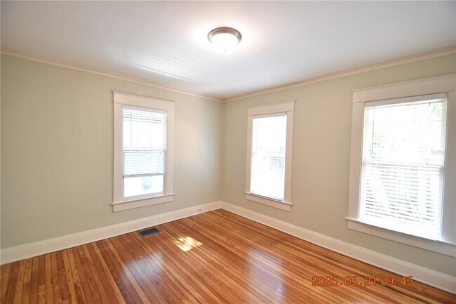 Building Photo - 810 S Packwood Ave