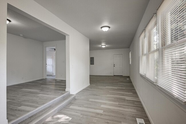 Building Photo - 1519 S Sergeant Ave