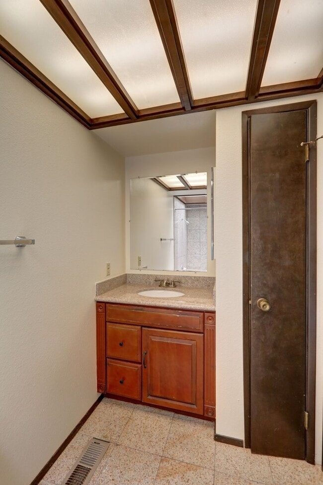 Building Photo - Spacious 4BR 2.75BA Tri-level home in quie...