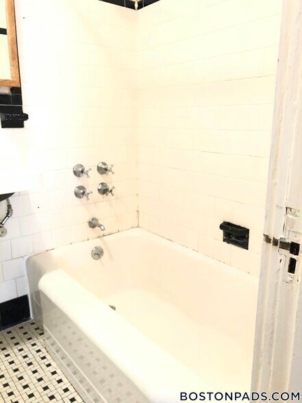 Building Photo - 72 Strathmore Rd