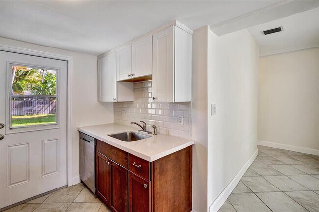 Building Photo - 933 SW 19th St