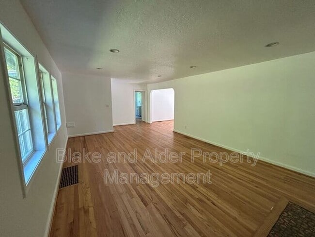 Building Photo - 198 NE 157th Ave