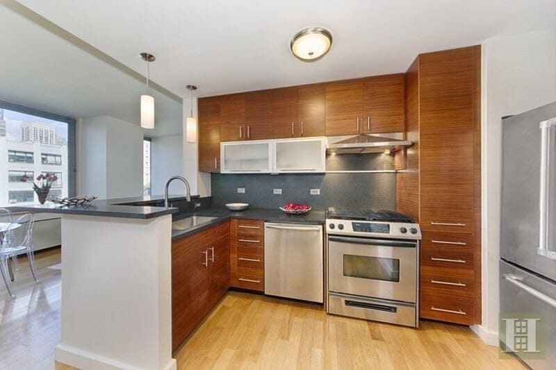 Building Photo - 225 W 60th St