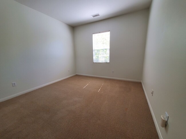 Building Photo - Spacious 4 Bedroom 3 Bath Two Story Riverp...