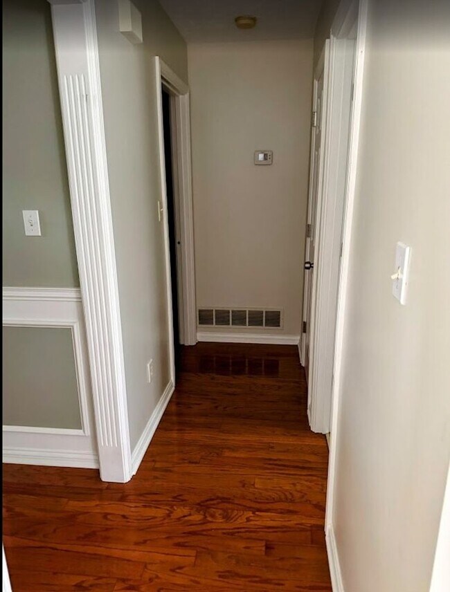 Building Photo - Beautiful spacious 4 bed 4 bath Family Home