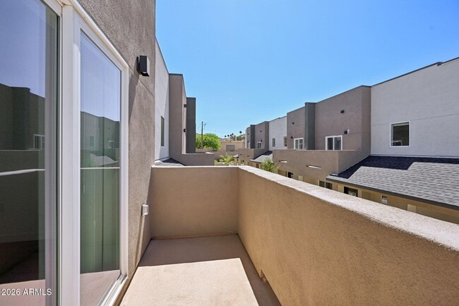 Building Photo - 2125 E Voltaire Ave