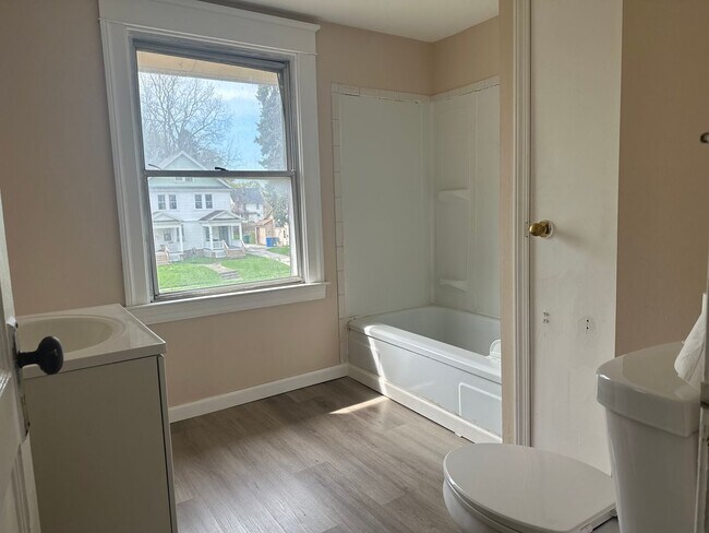 Building Photo - SINGLE FAMIKY FOR RENT IN MAPLEWOOD LOCATION !