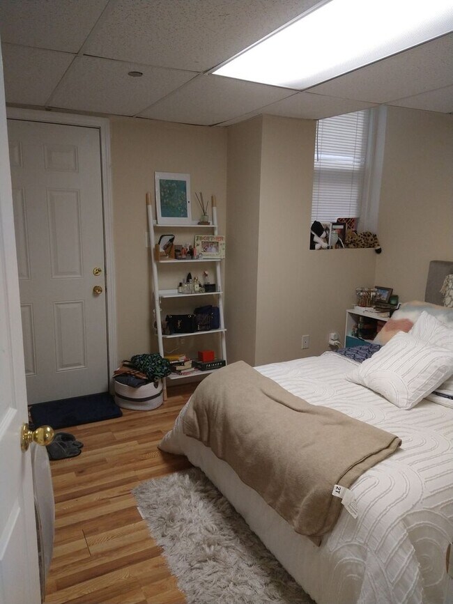 Building Photo - 9/1/25 Spacious two-level 3BR/2BA near Pac...
