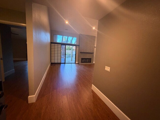 Building Photo - Gorgeous 3-Bedroom House in Gold River with pool