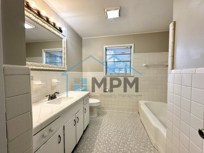 Building Photo - 1104 Hilton St