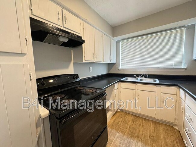 Building Photo - 918 Lakewood Ln