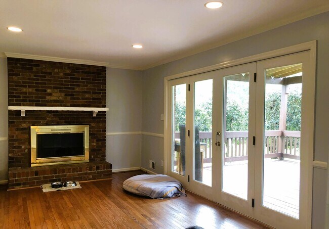 Building Photo - 218 Marty Dr