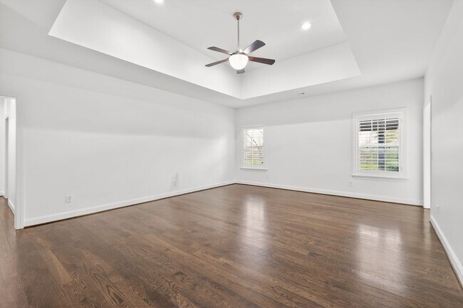 Building Photo - Beautiful 6BR Executive Brentwood Home with Pool