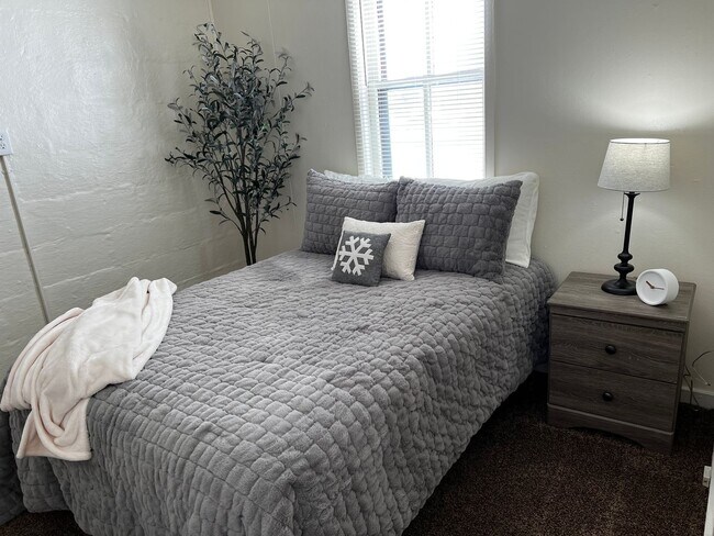 Building Photo - 3 bedroom, 1 bath furnished or unfurnished