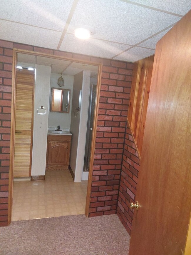 Building Photo - 3 Bedroom 1 1/2 bath brick ranch with 2 ca...