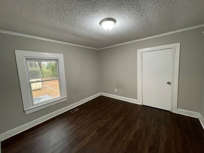 Building Photo - 3 bedroom 2 bath pet friendly house with f...