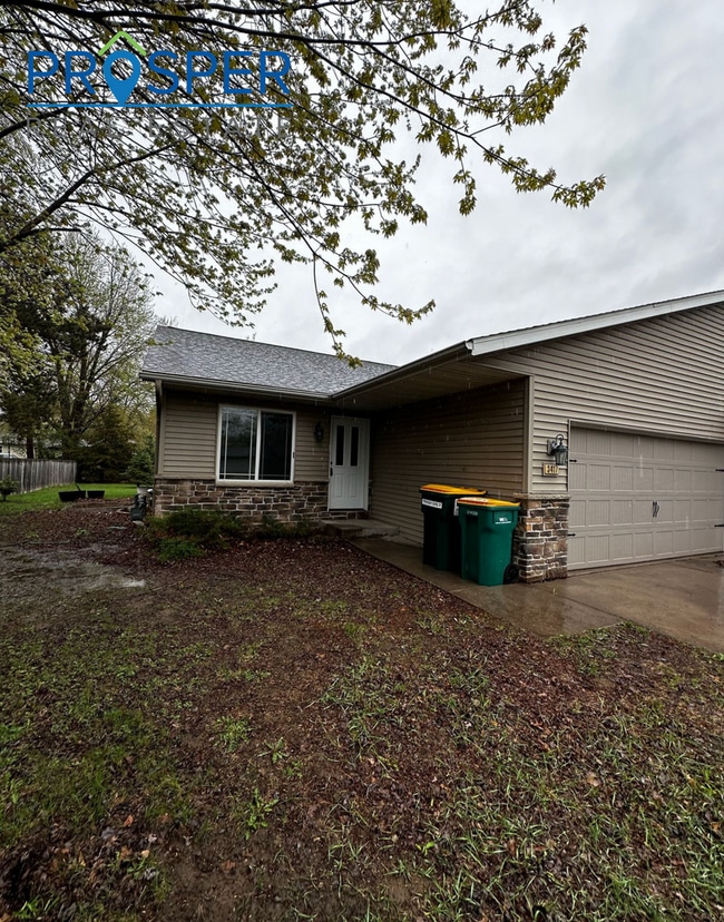 Building Photo - Charming Comfort Meets Prime Eau Claire Location!