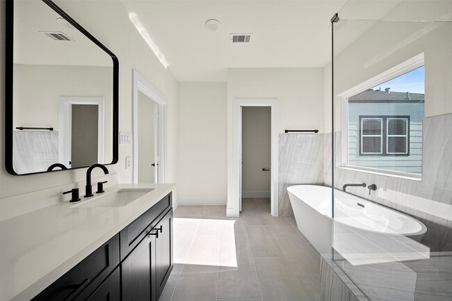 Building Photo - 2722 Nagle St