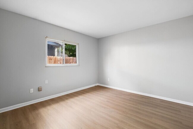 Building Photo - 133 E Markison Ave